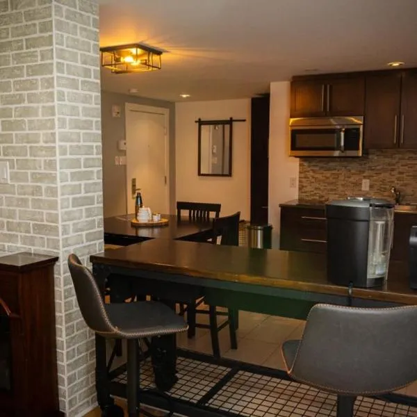 Condo Hotel Au pied du Mont Orford، فندق في Orford