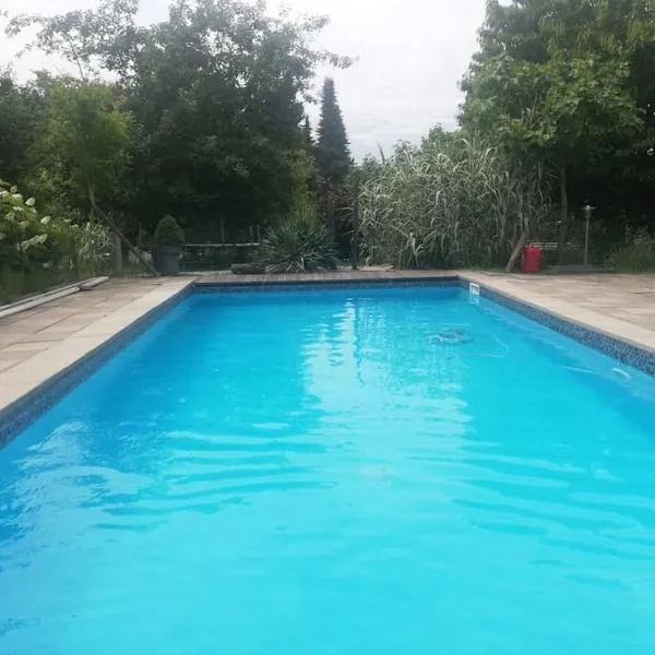 Logement avec piscine, hotelli kohteessa Brunstatt