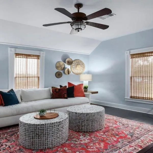 Enchanted Haus walk to Main hot tub on balcony、フレデリックスバーグのホテル