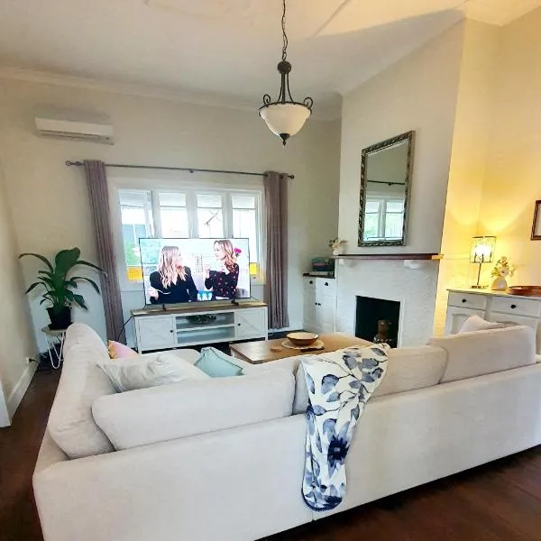 Cosy, 1930s Country Style Cottage in Mount Barker WA, hotel in Mount Barker