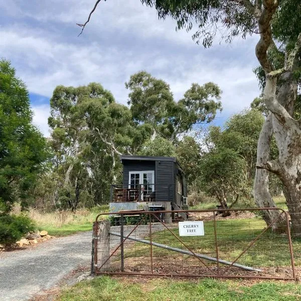 Cherry Tree - Merigan Farm Stay, hotel in Tarago