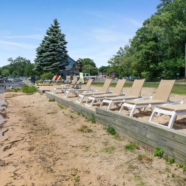 Cozy Suite w Stunning Lake Views at Fife Lake Lodge, hotel Fife Lake-ben