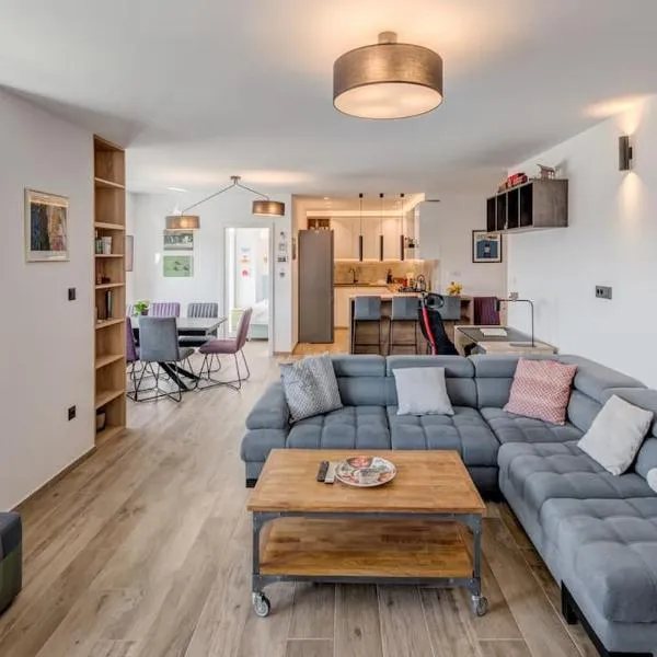 Bells & Whistles, Comfortable Condo, hotel din Split