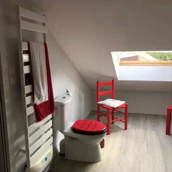 Chambre et salle d'eau privées dans maison de ville, hotel di La Roche-sur-Yon