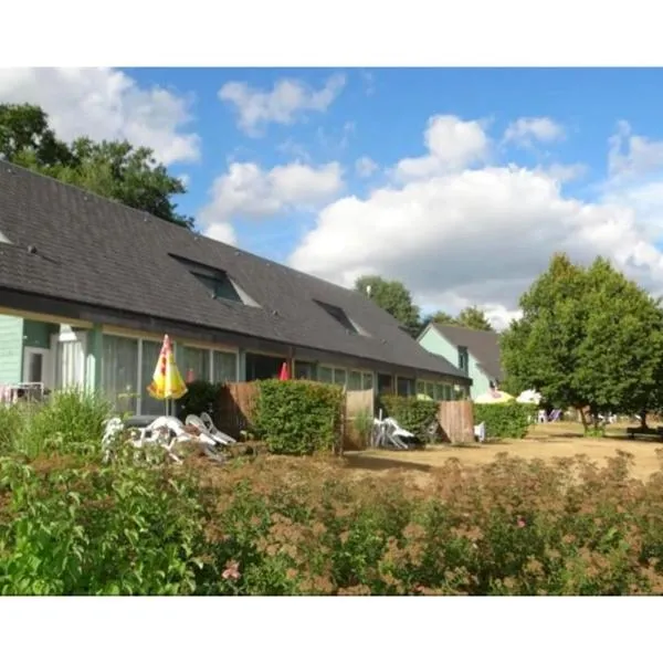Le village de Sèchemailles, hotel in Ambrugeat