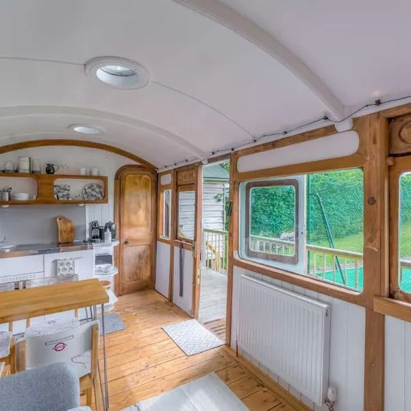 Railway Carriage accommodation with tennis court!, hotel in Walberton