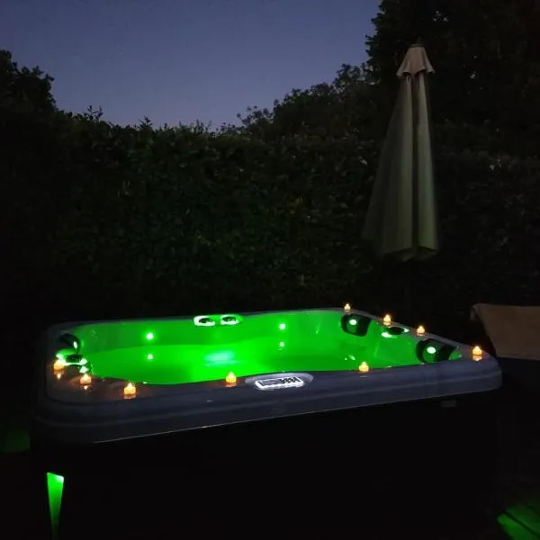 Le SPA d'Adélaïde son jacuzzi privé, hotel v destinaci Andillac