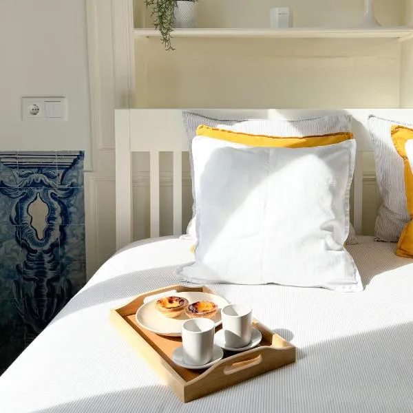 Cozy room with shared bathroom on Rua Augusta