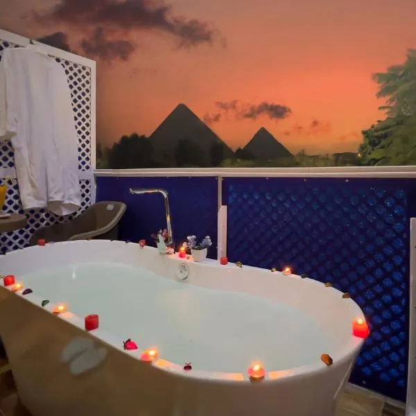 Turquoise Pyramids & Grand Egyptian museum view Hotel、カイロのホテル