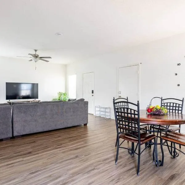 Contemporary Austin Home Near Downtown & Airport, hotel v destinaci Austin