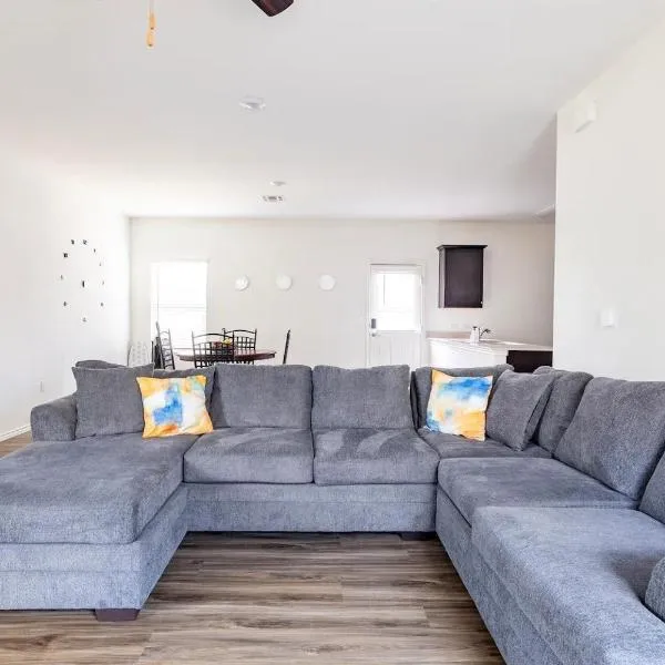 Contemporary Austin Home Near Downtown & Airport, hotel in Austin
