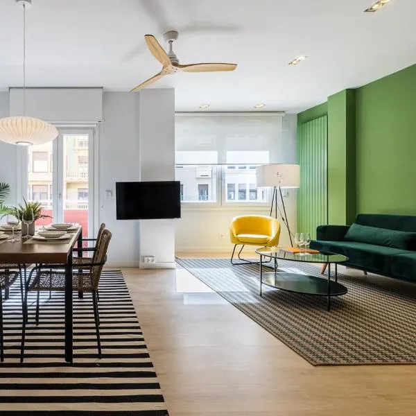 SUNRISE I Apto moderno junto a Playa de Zurriola, hotelli San Sebastiánissa