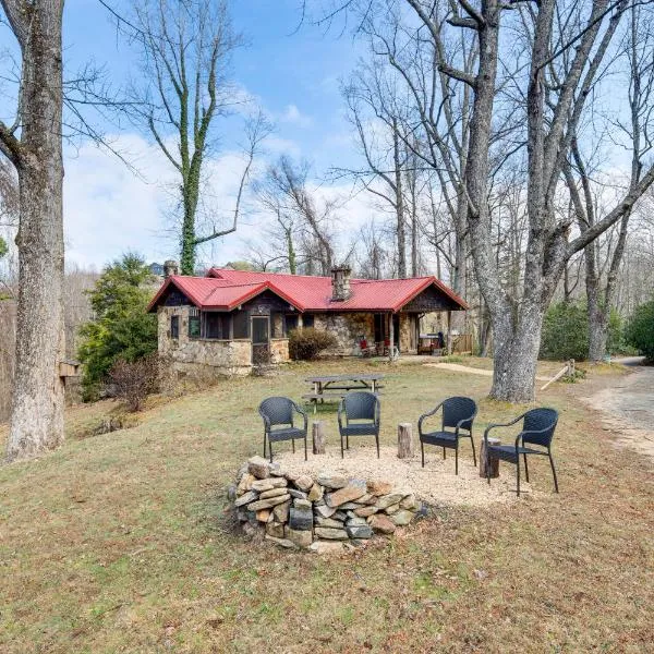 Peaceful Hendersonville Cabin - Hot Tub and Fire Pit, hotel sa Hendersonville