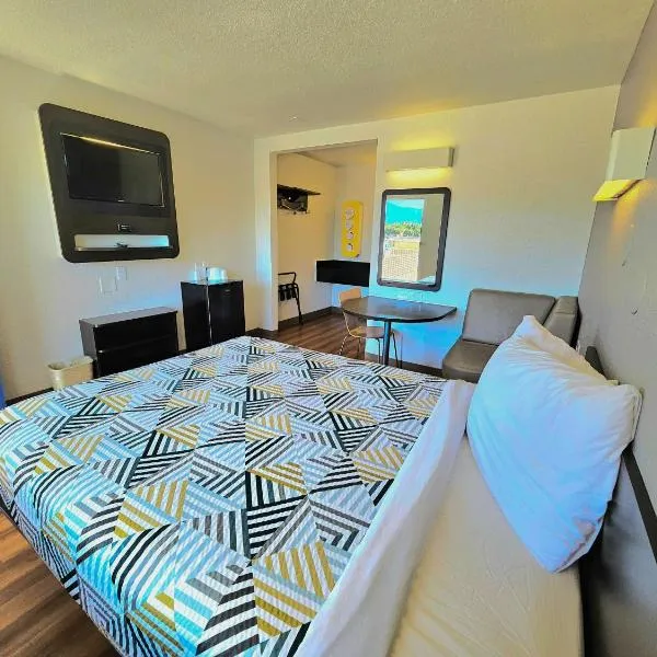 Motel 6-Palm Desert, CA - Palm Springs Area, hotel in Bermuda Dunes