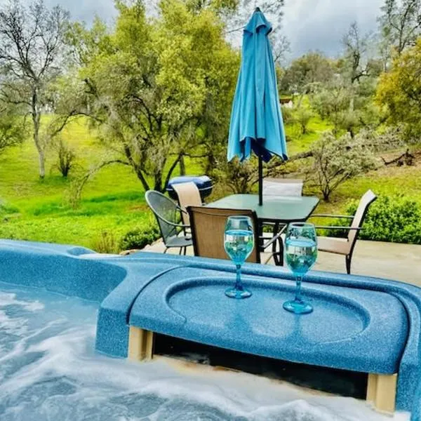 Lighthouse Suite Pet Friendly Hot Tub Sleeps 4, hotel u gradu 'Coarsegold'
