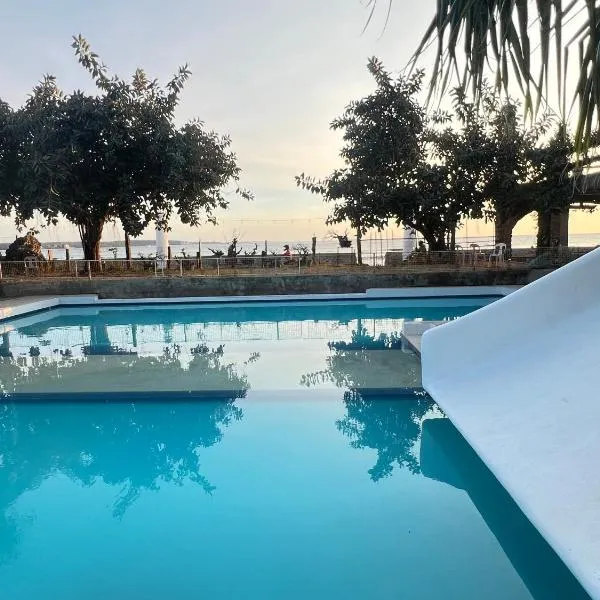 Kadilian Beach House، فندق في Currimao