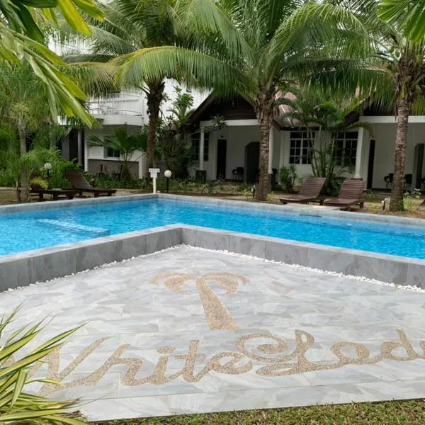 White Lodge, hotel in Pantai Cenang