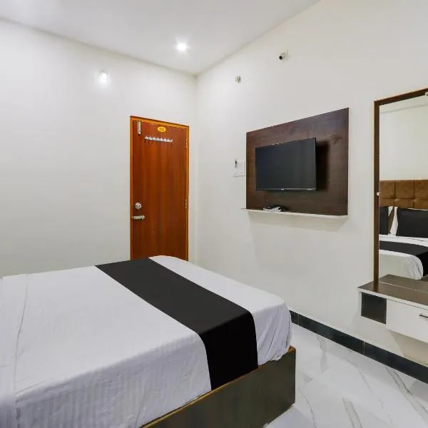 Super OYO Hotel Arjun Residency, מלון בKhammam