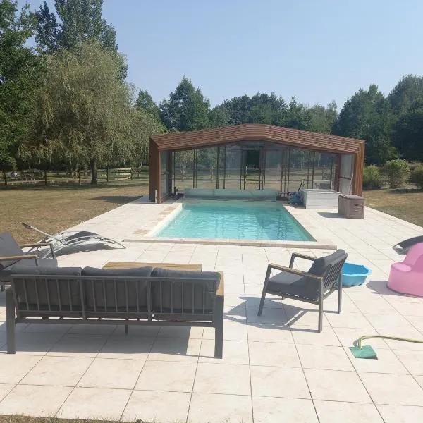 Chalet au cœur de la nature, hotel en Le Grand-Lucé
