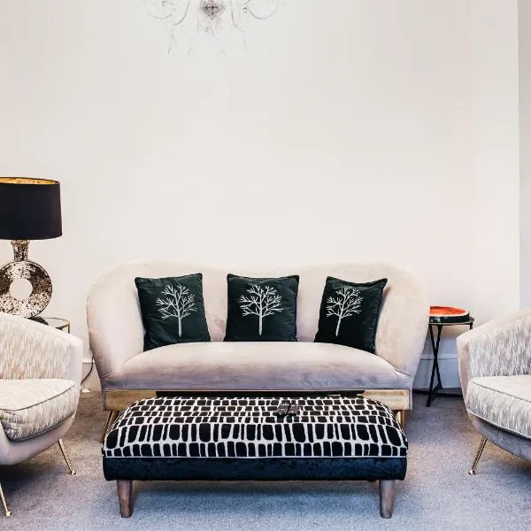 Viesnīca Central Windsor Spacious Three Double BedRooms, Two Living Room, Kitchen Entire Apartment over three floors Steps from Windsor Castle, station, long walk and restaurants Royal Residence Retreat Windsor Vindzorā