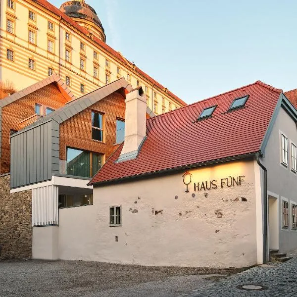 Haus Fünf mit 2 Apartments und Studio-Loft mit Terrasse, готель у місті Мельк