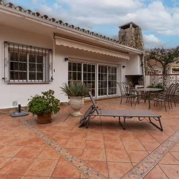 Charming two bedroom house close to the sea, Hotel in Marbella