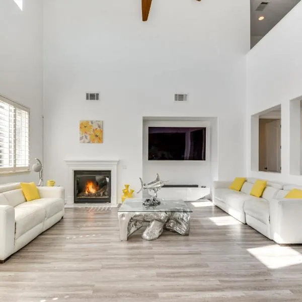 4 Mi to Dtwn Merced: Spacious Home w/ Yard!, hotel v mestu Merced