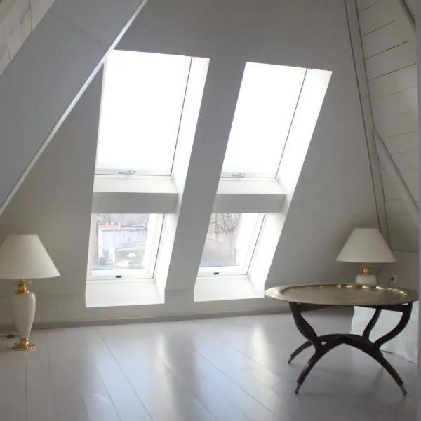 Kleine Wolke - Dachgeschoss Ferienwohnung mit Klimaanlage und Ausblick, hotel em Leipzig