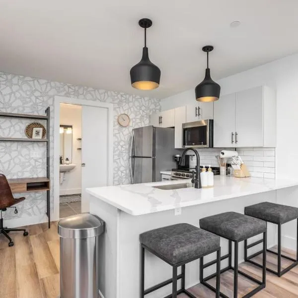 Stylish Condo in Hillsboro Village 3 Beds and Parking, hotel in Nashville