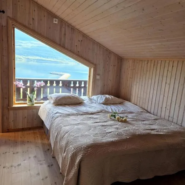 Koselig overnattingssted med fjordutsikt, hotel in Sjøvegan