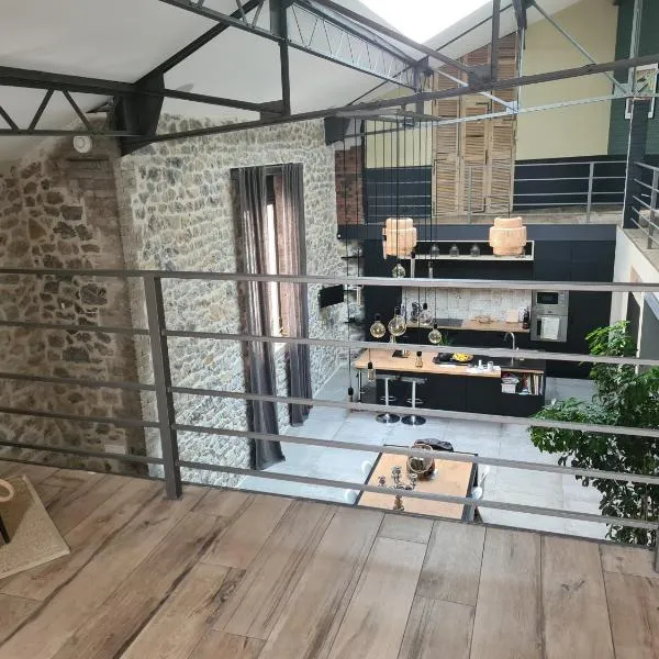 Grand loft avec Piscine aux Portes des Cévennes, hotel v destinácii Cendras
