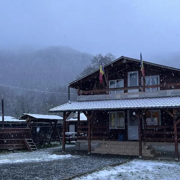 Cabană la poalele munților cu ciubăr, hotel v destinaci Jieţ