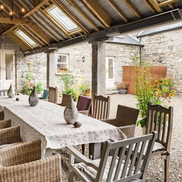 Stunning Granite Barn Conversion, hotel in Tullow