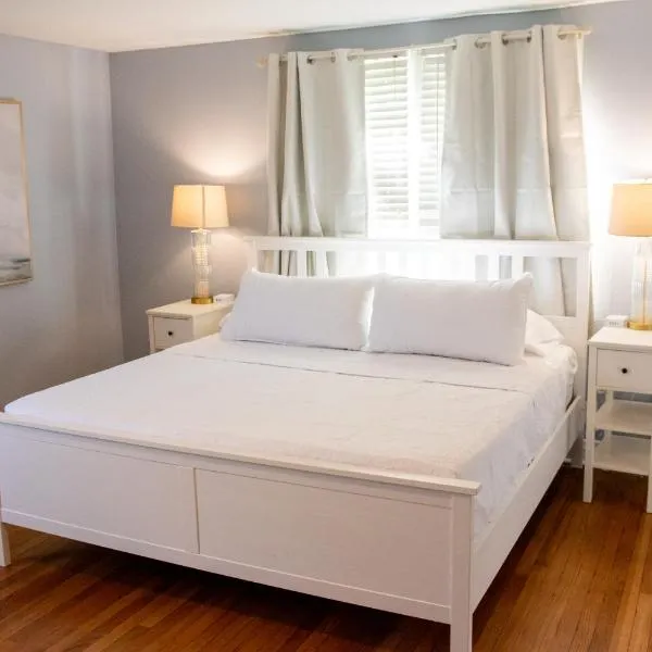 Walk to the beach! Two bedroom unit in the heart of Jax Beach, hotel in Jacksonville Beach