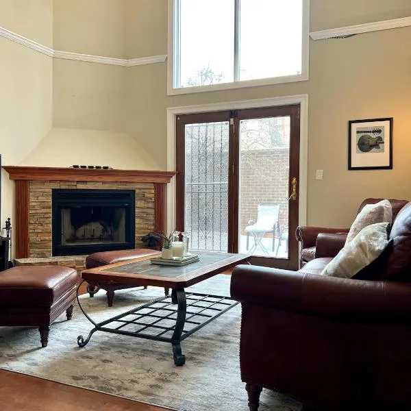 4 Bedroom Home in Best Location Parking Fireplace Back Yard Pets Welcome, hotel em Chicago