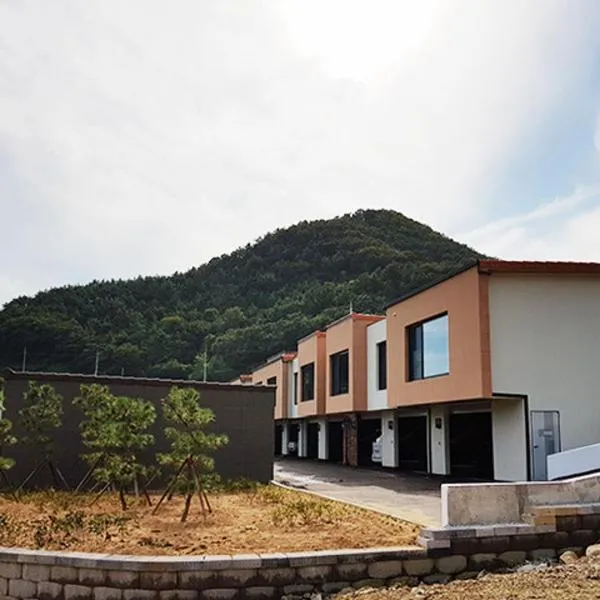 Gyeongnam goseong Hotel With7, hotel v destinaci Goseong