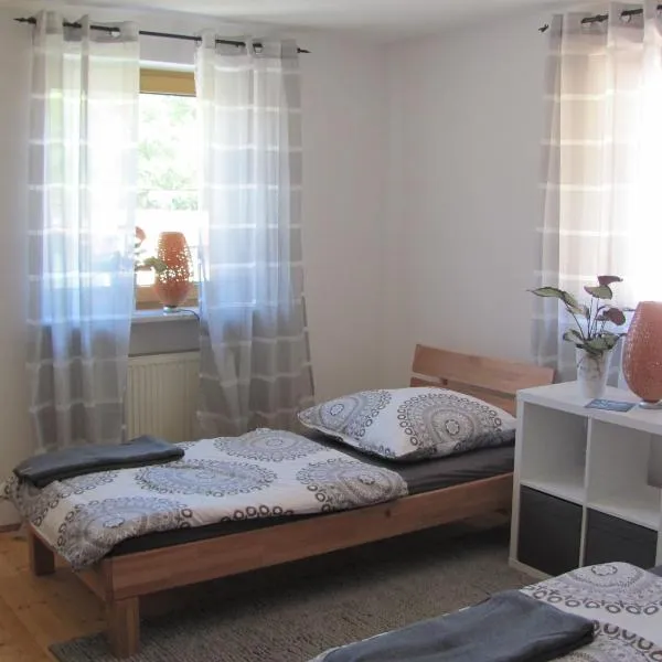 #6 Helles sonniges Zimmer mit 2 Betten,Sofa W-Lan frei Airport nah gelegen mit WG Bad, hotel v destinaci Trunkelsberg