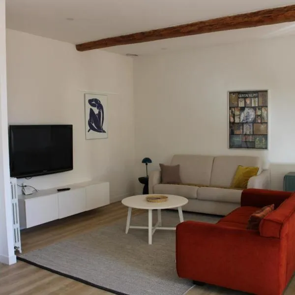 Maison chaleureuse avec grande terrasse, hotel v destinaci Nîmes