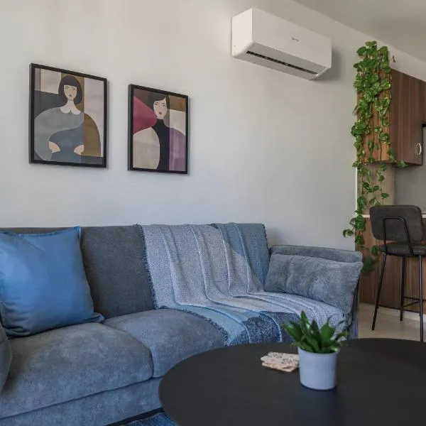Creative 1br Pool view Apt with covered parking, хотел в Livadhia