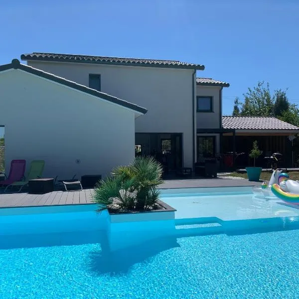 Grande villa avec piscine et spa โรงแรมในLongages