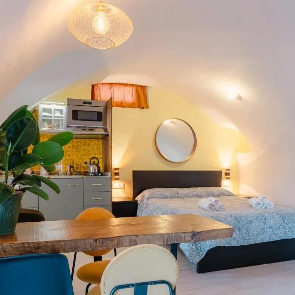 Casa Anastasia with private patio by GardaDoma, hotel v destinaci Brenzone sul Garda