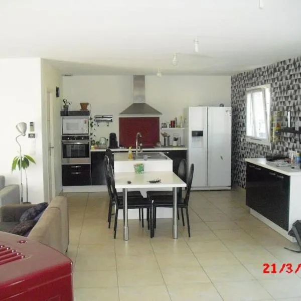 Neuville de Poitou, maison avec vue, hotel em Neuville-du-Poitou