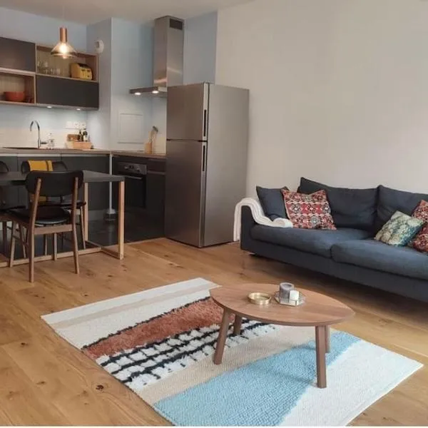 Charming and Secure Fully-Equipped Apartment Close to Paris, hotel v destinácii Saint-Cloud