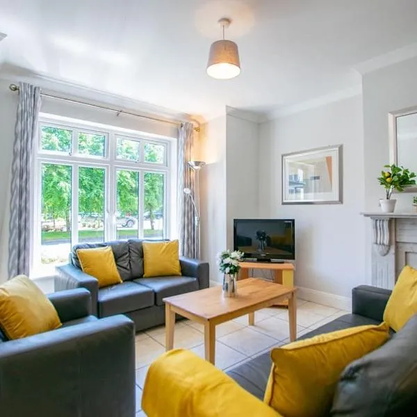 89 - Spacious Townhouse by Shortstays, hotel i Galway