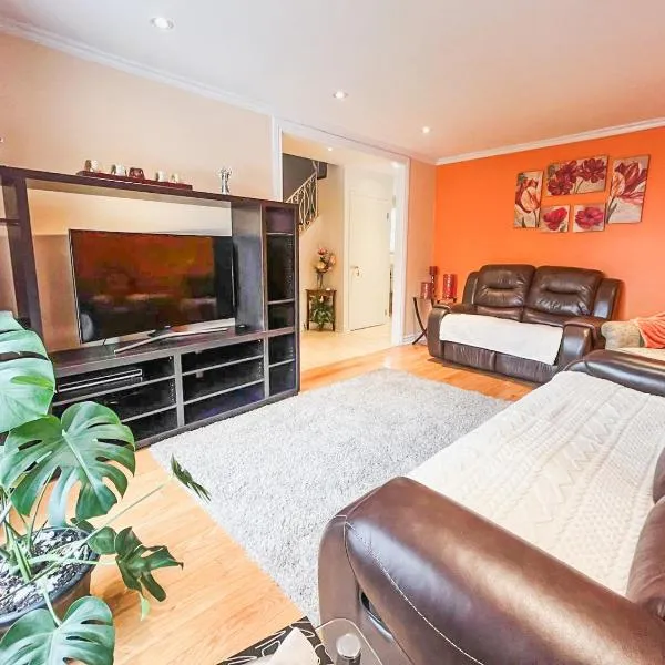 Spacious House near Downtown MTL, hotel v Montrealu