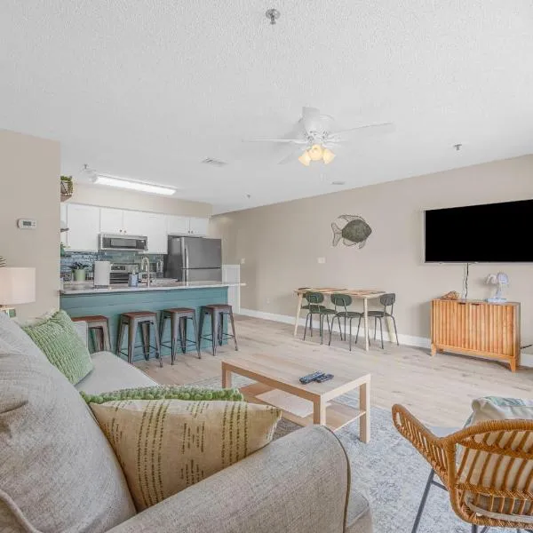 Newly Renovated Condo with Beach access steps away，位于默特尔比奇的酒店