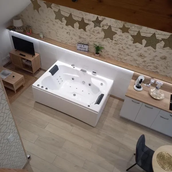 La Suite Etoilée - Balnéo privative, hotel in Courgains