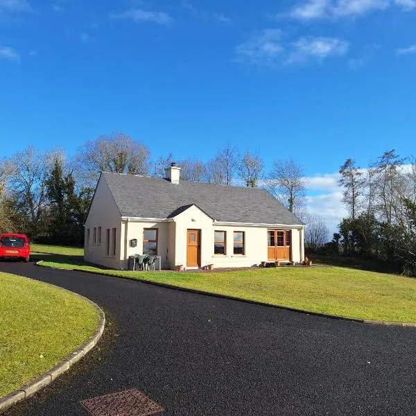 Beautiful Lakeside Holiday Home (6 Portinode Cottages)、エニスキレンのホテル