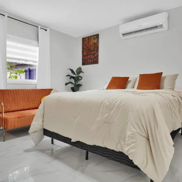Suite Azul - fully-stocked, 1BR Apt with Private Patio and Free Parking, hotel v Miami