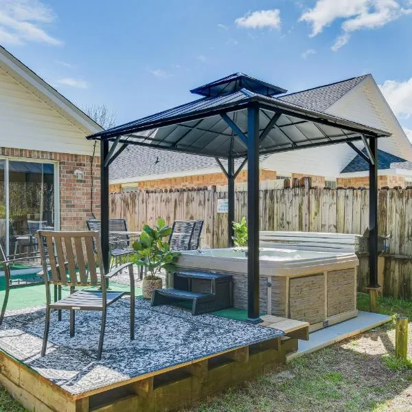 Orange Beach Home with Hot Tub Less Than 2 Mi to The Wharf, hotel in Orange Beach